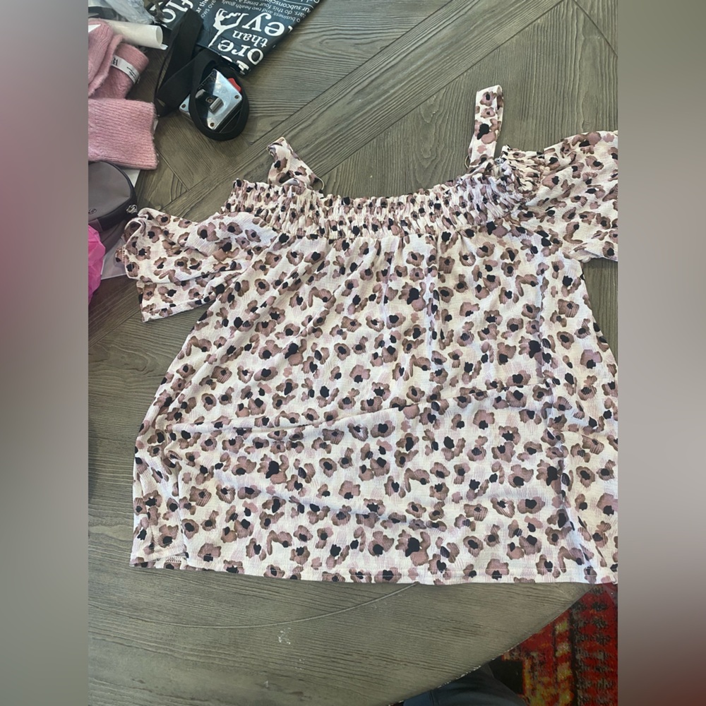 Leopard Print Off-Shoulder Top - Picture 3 of 3